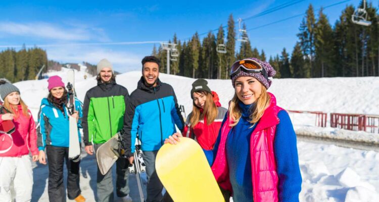 groupe d'amis à un week-end au ski