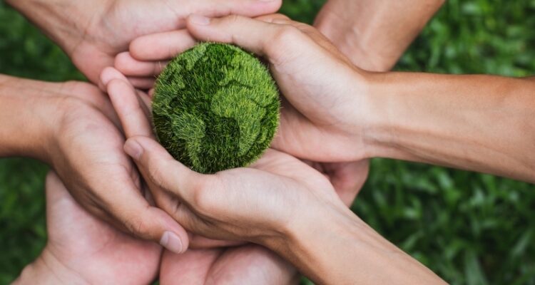 Journée mondiale du recyclage main avec planète