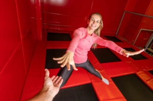 femme-saute-sur-trampoline-activités-insolites-lyon