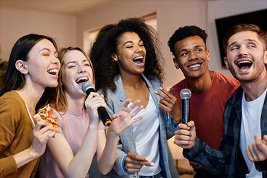 Des amis chantent pendant une fête surprise